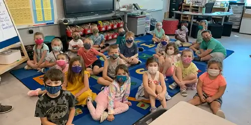 class photo kids on carpet library